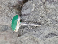 Load image into Gallery viewer, Ohrstecker Jade grün Tropfen 8 mm 925er Sterling Silber Rand Stein Silberohrstecker
