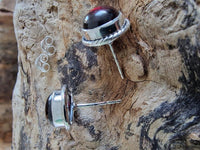 Cargar imagen en el visor de la galería, Ohrstecker Zopf Rand Granat rot rund 8 mm 925er Sterling Silber Stein Silberohrstecker
