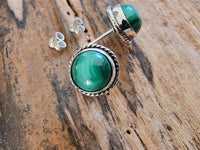 Cargar imagen en el visor de la galería, Ohrstecker Zopf Rand Malachit grün rund 8 mm 925er Sterling Silber Stein Silberohrstecker
