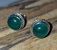 Cargar imagen en el visor de la galería, Ohrstecker Jade grün rund Rand Zopfmuster 8 mm Ø eingefasst 925er Sterling Silber
