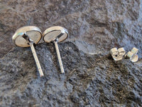 Load image into Gallery viewer, Ohrstecker, Weiß, aus Mondstein, 8mmØ, rund, 925er Sterlingsilber-Stift, in Silber gefasst

