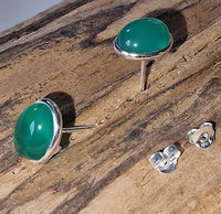 Cargar imagen en el visor de la galería, Ohrstecker Jade Rand Kante grün oval 10 mm Ø eingefasst 925er Sterling Silber
