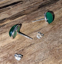 Cargar imagen en el visor de la galería, Ohrstecker Jade Rand Kante grün oval 10 mm Ø eingefasst 925er Sterling Silber
