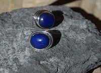 Cargar imagen en el visor de la galería, Zeitlose Eleganz: Ovale Ohrstecker aus Lapislazuli und Silber
