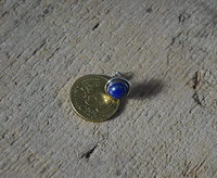 Cargar imagen en el visor de la galería, Zeitlose Eleganz: Ovale Ohrstecker aus Lapislazuli und Silber
