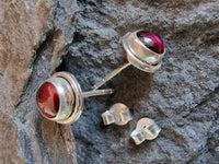 Cargar imagen en el visor de la galería, Ohrstecker,dunkelrot, Granat, Rand dick, rund, 8mm Ø, in Silber eingefasst, 925er Sterlingsilber-Stift
