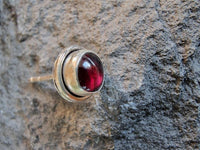 Cargar imagen en el visor de la galería, Ohrstecker,dunkelrot, Granat, Rand dick, rund, 8mm Ø, in Silber eingefasst, 925er Sterlingsilber-Stift
