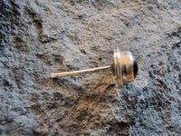 Cargar imagen en el visor de la galería, Ohrstecker,dunkelrot, Granat, Rand dick, rund, 8mm Ø, in Silber eingefasst, 925er Sterlingsilber-Stift
