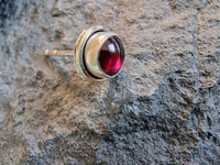 Cargar imagen en el visor de la galería, Ohrstecker,dunkelrot, Granat, Rand dick, rund, 8mm Ø, in Silber eingefasst, 925er Sterlingsilber-Stift
