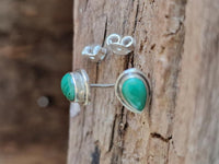 Load image into Gallery viewer, Ohrstecker Malachit grün Tropfen 6 mm 925er Sterling Silber Rand Stein Silberohrstecker
