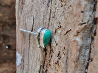 Load image into Gallery viewer, Ohrstecker Malachit grün Tropfen 6 mm 925er Sterling Silber Rand Stein Silberohrstecker
