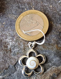 Load image into Gallery viewer, Shivaauge Ohrringe Blume ca. 1,8 cm Durchmesser Shiva Auge eye 925er Sterling Silber Ohrhänger

