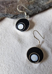 Cargar imagen en el visor de la galería, Shivaauge Kreise Resin schwarz Ohrringe 14 mm 925er Sterling Silber Shiva Auge Shivaeye
