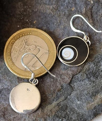 Cargar imagen en el visor de la galería, Shivaauge Kreise Resin schwarz Ohrringe 14 mm 925er Sterling Silber Shiva Auge Shivaeye
