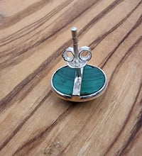 Load image into Gallery viewer, Grüne Malachit Ohrstecker aus 925er Silber - Zeitlos schön und edel
