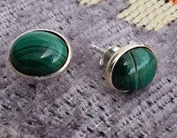 Load image into Gallery viewer, Grüne Malachit Ohrstecker aus 925er Silber - Zeitlos schön und edel
