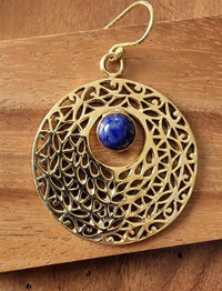 Load image into Gallery viewer, Ohrringe Kreis gestanzt Lapis Mandel blau Messing antik golden Tribal Ohrhänger
