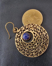 Load image into Gallery viewer, Ohrringe Kreis gestanzt Lapis Mandel blau Messing antik golden Tribal Ohrhänger
