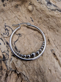 Load image into Gallery viewer, Strahlende Creolen - Handgefertigte Damenohrringe in gold und silber
