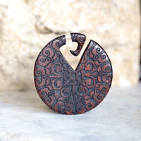 Load image into Gallery viewer, Moroccan Flower Design Fake Piercing Hanger aus Narra Holz
