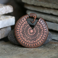 Load image into Gallery viewer, Handgefertigtes Mandala Fake Piercing Hanger aus Sawo Holz
