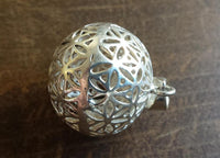 Load image into Gallery viewer, Anhänger Kugel versilbert hohl Blume des Lebens Silber gestanzt 24 mm Messing - chic - net.de
