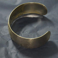 Cargar imagen en el visor de la galería, Messing Tribal Armreif golden schraffiert breit gewölbt 25 mm nickelfrei verstellbar antik Brass
