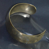 Cargar imagen en el visor de la galería, Messing Tribal Armreif golden schraffiert breit gewölbt 25 mm nickelfrei verstellbar antik Brass
