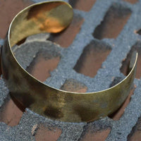 Cargar imagen en el visor de la galería, Messing Tribal Armreif golden schraffiert breit gewölbt 25 mm nickelfrei verstellbar antik Brass
