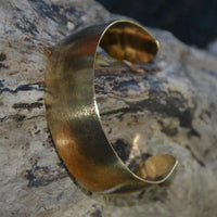 Cargar imagen en el visor de la galería, Messing Tribal Armreif golden schraffiert breit gewölbt 25 mm nickelfrei verstellbar antik Brass
