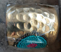 Cargar imagen en el visor de la galería, Messing Armreif gold Perlen Kreise gehämmert rosa türkis breit nickelfrei verstellbar antik Tribal
