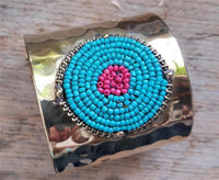 Cargar imagen en el visor de la galería, Messing Armreif gold Perlen Kreise gehämmert rosa türkis breit nickelfrei verstellbar antik Tribal
