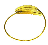 Load image into Gallery viewer, Brass Armreif antik golden zwei Federn schmal
