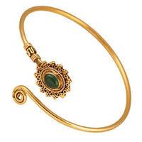 Load image into Gallery viewer, Messing Armreif antik golden ovaler grüner Onyx Schnörkel Stern verstellbar
