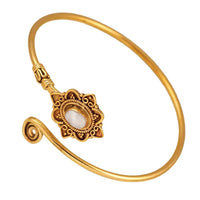 Load image into Gallery viewer, Messing Armreif antik golden Mondstein Maserung Schnörkel Herzen verstellbar
