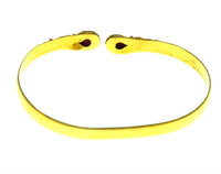 Load image into Gallery viewer, Messing Armreif golden Rubin Spirale Tropfen Flechtrand
