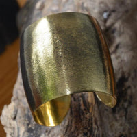 Load image into Gallery viewer, Messing Brass Armreif golden schraffiert breit gewölbt 64 mm nickelfrei verstellbar antik
