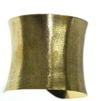 Cargar imagen en el visor de la galería, Messing konkav Armreif gold schraffiert breit 60mm verstellbar
