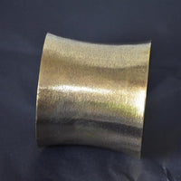 Cargar imagen en el visor de la galería, Messing konkav Armreif gold schraffiert breit 60mm verstellbar
