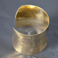 Cargar imagen en el visor de la galería, Messing konkav Armreif gold schraffiert breit 60mm verstellbar
