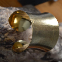 Cargar imagen en el visor de la galería, Messing konkav Armreif gold schraffiert breit 60mm verstellbar
