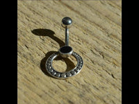 Load image into Gallery viewer, Bauchnabelpiercing aus Edelstahl &amp; Silber mit Punkte Ring - chic - net.de
