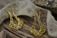 Load image into Gallery viewer, Messing Bügel Ohrringe antik gold Zapfen Spiralen
