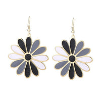 Load image into Gallery viewer, Brass Blumen Ohrringe Emaille golden schwarz grau weiß Ohrhänger 4,5 cm - chic - net.de
