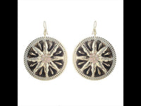 Cargar imagen en el visor de la galería, Brass Ohrringe Emaille Sternblume Zackenrand rund schwarz golden 5 cm Ohrhänger - chic - net.de
