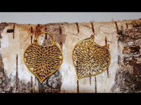 Load image into Gallery viewer, Brass Ohrringe Tribal Tropfen Blatt Blumenmuster antik golden Messing - chic - net.de
