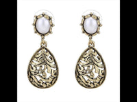 Cargar imagen en el visor de la galería, Brass Ohrstecker antik golden Perle weiß Tropfen halbrund Muster - chic - net.de
