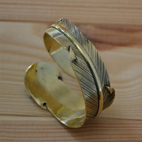 Load image into Gallery viewer, breiter Messing gold Armreif als Feder mit Türkis - chic - net.de
