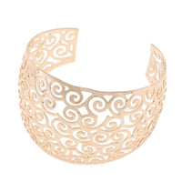 Load image into Gallery viewer, breiter werdender Brass Armreif golden 45 mm Spiralen Stanzmuster - chic - net.de
