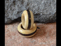 Cargar imagen en el visor de la galería, Ohrringe Sonoholz Buaya Holz kleine Creolen Pin Stick
